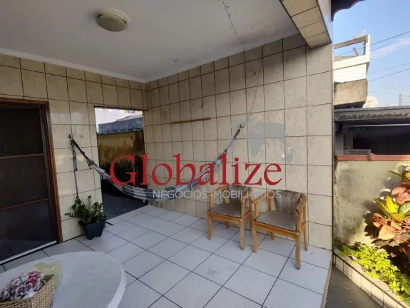 Imagem Casa com 3 dormitório aconchegante com garagem e quintal nas laterais e nos fundos bairro Radio Clube na ZN em Santos (SP) por R$.600.000,00 !