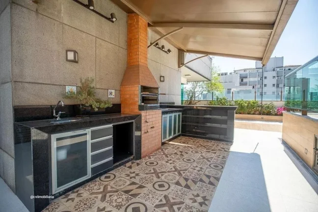 Imagem Este espaçoso apartamento de 336 metros quadrados oferece o equilíbrio perfeito entre conforto e p...