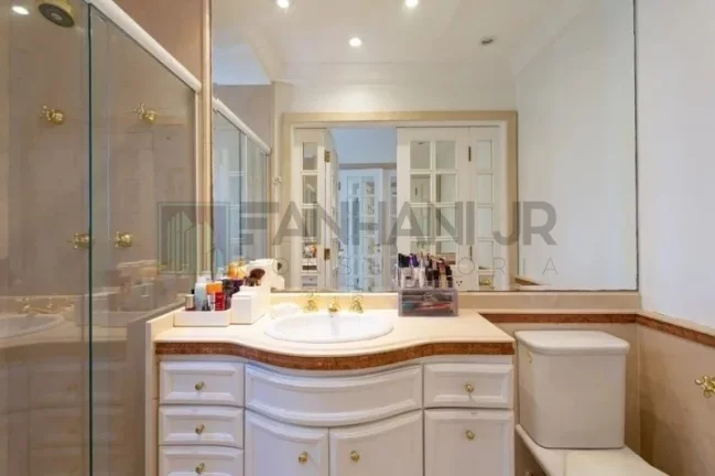 Imagem Venha se encantar com este espetacular apartamento localizado no coração do Jardim Europa, ao lado do Clube Pinheiros e do Shopping Iguatemi. Com 4