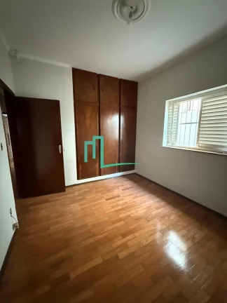 Imagem Imóvel à venda em Franca-SP: Casa na Vila França com 3 quartos, 1 suíte, 2 salas, 3 banheiros, 2 vagas de garagem e 200 m² de área.