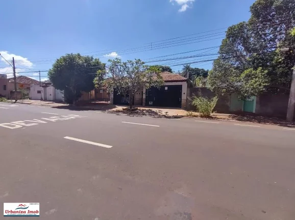 Imagem Casa Térrea à Venda no Centro de Campo Grande/MS contendo 1 Suíte + 2 Dormitórios + Sala Ampla e 3 Vagas em 204,16 m2 de Área Útil + 500 m2 de Terreno