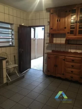 Imagem Lindo sobrado com 3 dormitórios, 2 vagas de garagem com excelente localização em bairro com fácil acesso a comércios e principais avenidas.