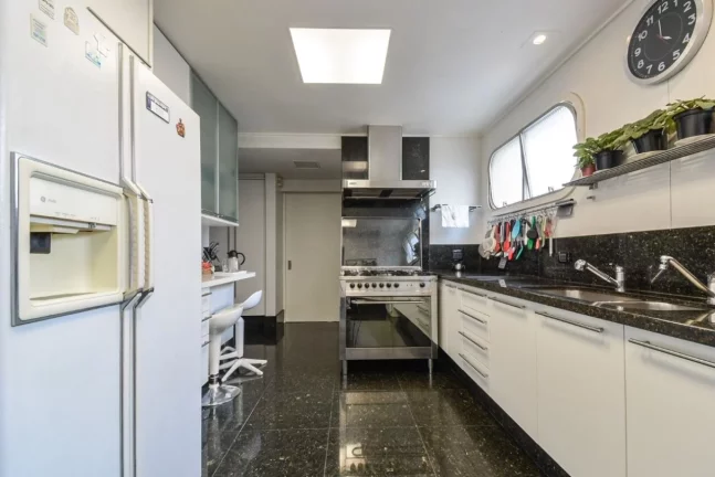Imagem Apartamento reformado com 4 dts (2 suítes) e 5 vagas, com vista Pacaembu