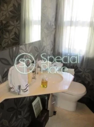 Imagem Casa em condomínio com 610m², reformadíssima, muito iluminada e clean. Amplo living para dois amb...
