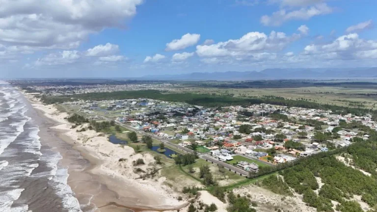 Imagem Sobrado 8 dormitórios - Bairro Capão Novo
