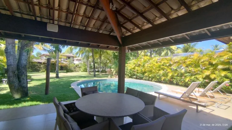 Imagem Casa Mobiliada em Condomínio com Piscina em Praia do Forte - Venda