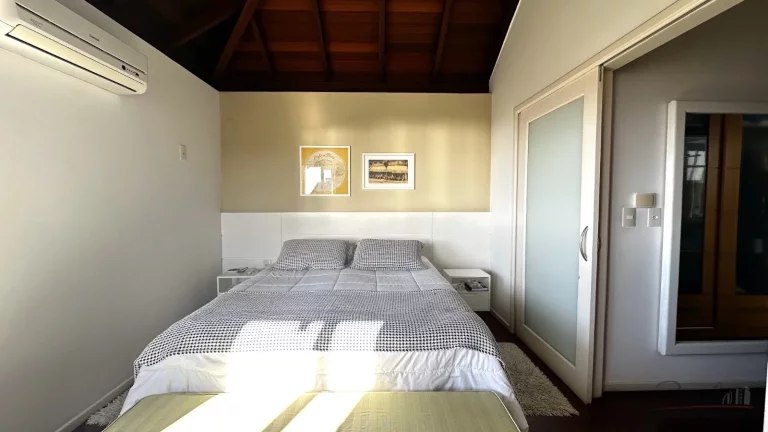 Imagem Esta linda casa em Cacupé tem tudo o que você e sua família procuram. Uma casa ampla, bem constru...