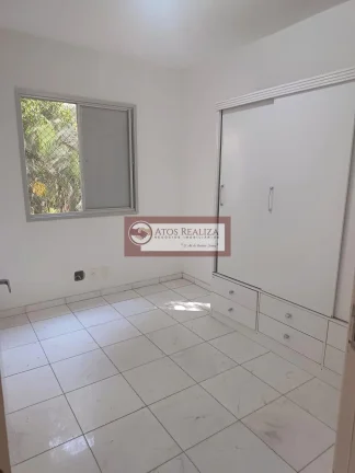 Imagem Alugo oportunidade, condomínio clube na região do Morumbi. Apartamento de 70m², com 3 dormitórios com Armários, sendo 1 Suíte, 2 banheiros, Cozinha americana com armários, 2 Vargas de garagem cobertas, mercadinho no condomínio, lazer completo por um valor