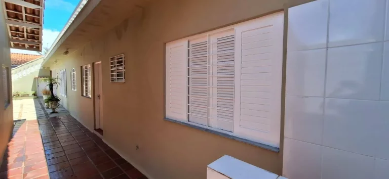 Imagem CASA LADO LINHA COM PISCINA EM DOIS LOTES