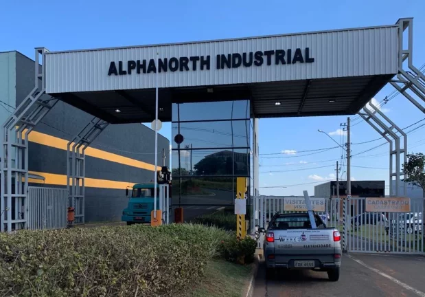 Barracão: Área do Terreno: 820,00 m² Área Construída 820 m² - Com recepção; 02 sala; 06 banh...