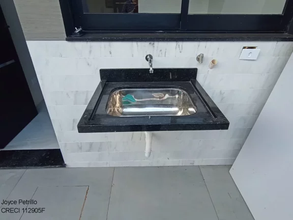Imagem Apartamento de 2 dormitórios, novinho, moderno e a apenas 600 metros da praia. Disponível para locação em Peruíbe.