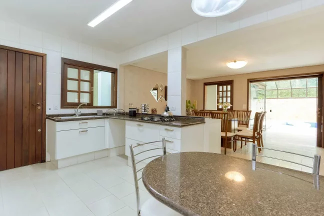 Imagem Casa mobiliada em condomínio fechado com 3 dormitórios sendo 1 suíte e 4 vagas em Curitiba