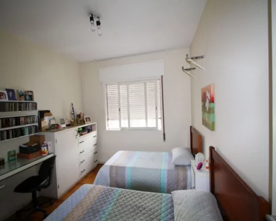 Imagem Apartamento amplo, bem distribuido, com living para dois ambientes, lavabo, 3 dormitórios sendo 1 s...
