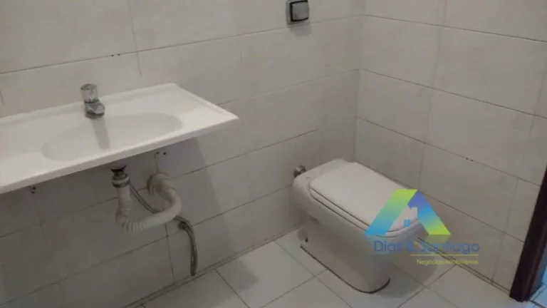 Imagem Linda casa 3 dormitórios,sendo 1 suite, 3 vagas de garagem, lavanderia, quintal com localização privilegiada fácil acesso a comércios .