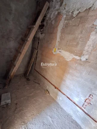 Casa com 3 dormitórios, 1 suíte, sala, cozinha , banheiro ,murada