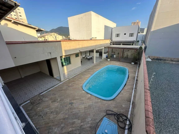 Imagem Casa com 4 suítes e 3 vagas de garagem no Bairro Dom Bosco em Itajaí/SC