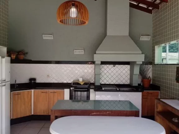 Imagem Excelente oportunidade de investimento em Ubatuba-SP: Apto 3 quartos, 2 suítes, 1 sala, 3 banheiros, 2 vagas na Praia Grande, 160m²!