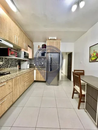 Imagem Imperdível! Casa à venda em São Paulo-SP, Vila Mariana, com 4 quartos, 1 suíte, 2 salas, 3 banheiros, 3 vagas de garagem e 185m².