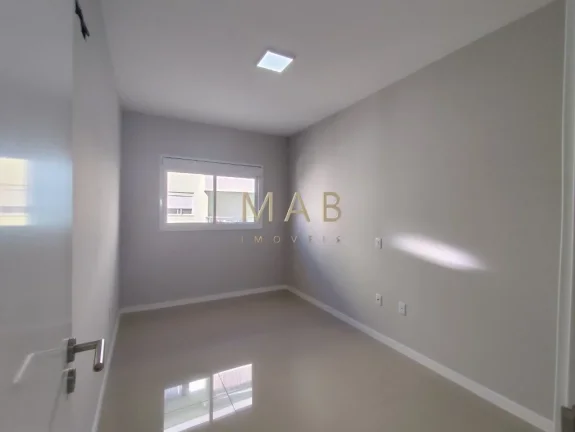 Imagem Apartamento de 2 dormitórios sendo 1 suíte, sala, cozinha, lavanderia, banheiro social, churrasqueira e vaga de garagem. O condomínio conta com elevad