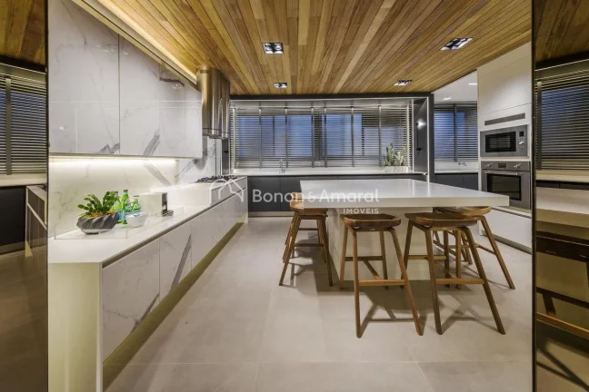 Imagem Magnífico apartamento no Cambuí, no Edifício Le Reve, com 316 m². 

O imóvel possui living para...