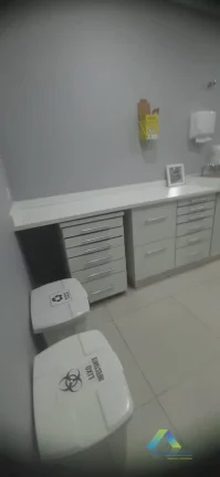 Imagem Sala Comercial com 15m² toda estruturada com cadeira odontológica em localização privilegiada na Vila das Mercês/Saúde. Ambiente ideal para profissionais dentista.