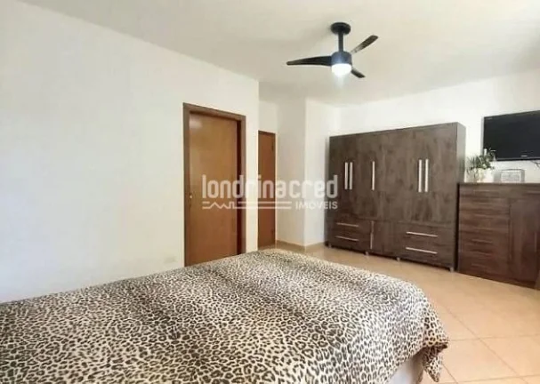 Imagem CASA NO JARDIM MONTE SINAI COM 03 QUARTOS SENDO 01 SUITE 02 BANHEIROS 4 VAGAS DE GARAGEM.