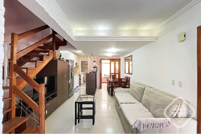 Imagem Casa com 3 dormitórios, suíte, sótão e áreas de convivência integradas no Bairro Tristeza

Um ...