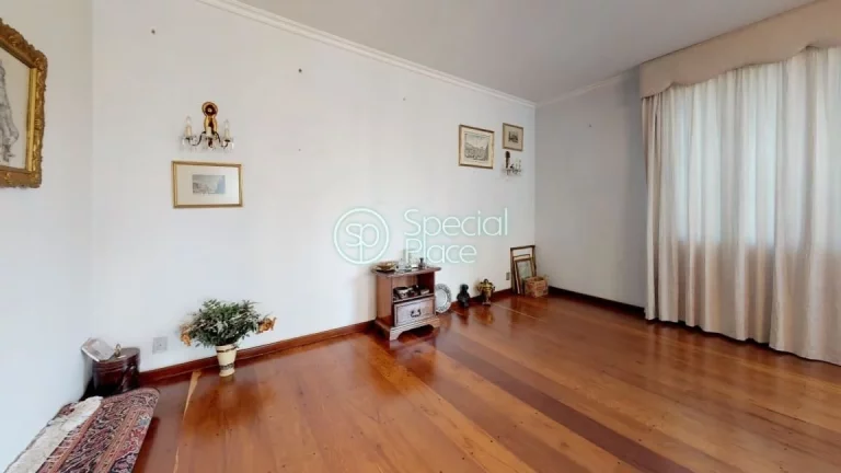 Imagem Apartamento super espaçoso com 325m2 de área privativa, 3 dormitórios ( 1 suíte) e 2 vagas na ga...