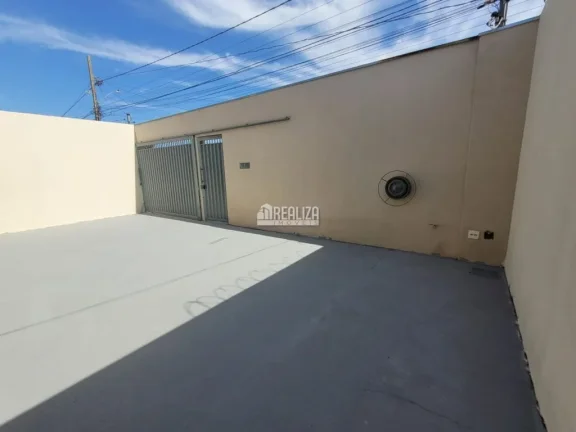 Imagem Casa à venda em Uberaba, no bairro Jardim Copacabana - 2 dormitórios, 4 garagens