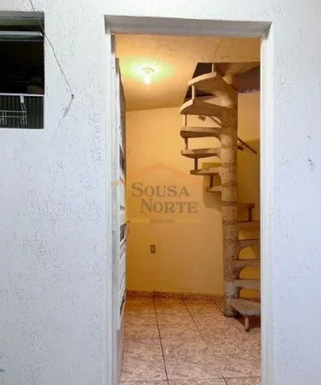 Imagem Sobrado amplo com 2 dormitórios com armários, 2 banheiros, sala com ar-condicionado, cozinha grand...