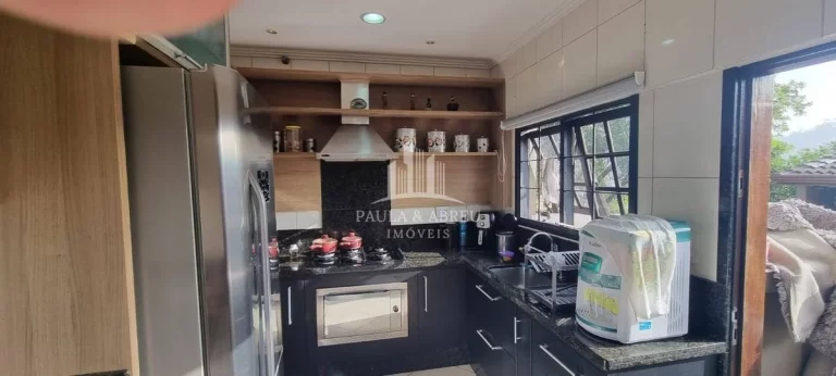 Imagem Sobrado de Alto Padrão, 4 Dormitórios, Sendo 2 Suítes e 1 com Closet, Porteira Fechada, Água Quente na Cozinha, Churrasqueira e fogão à Lenha no Centro de Ribeirão Pires-SP