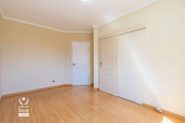 Imagem Sobrado de ESQUINA com ÁREA GOURMET com 3 quartos, 1 Suíte, 1 Demi-Suite, Área Gourmet à venda, 220 m² por R$ 899.900 - Portão - Curitiba/PR