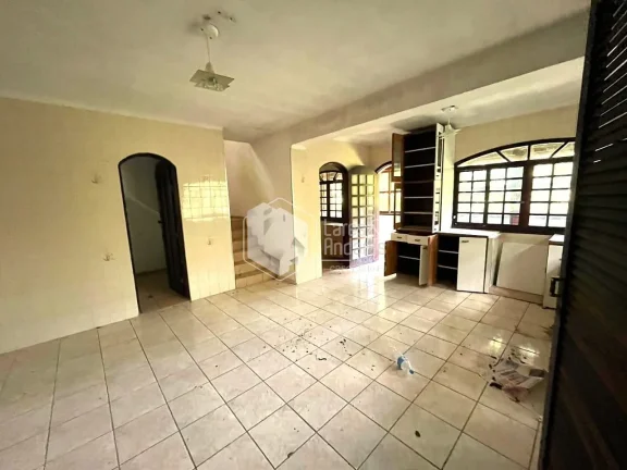 Imagem CASA À VENDA COM TERRENO DE 1500 M², POÇO ARTESIANO, 4 DORMS (2 SUITES), 3 SALAS, SENDO 1 COM LAREIRA, COZINHA COM ARMÁRIOS E DISPENSA, MAIRIPORÃ, SP.