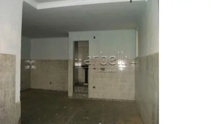 Imagem Galpão com escritórios com área total de 406 metros quadrados. O piso térreo está o galpão que...