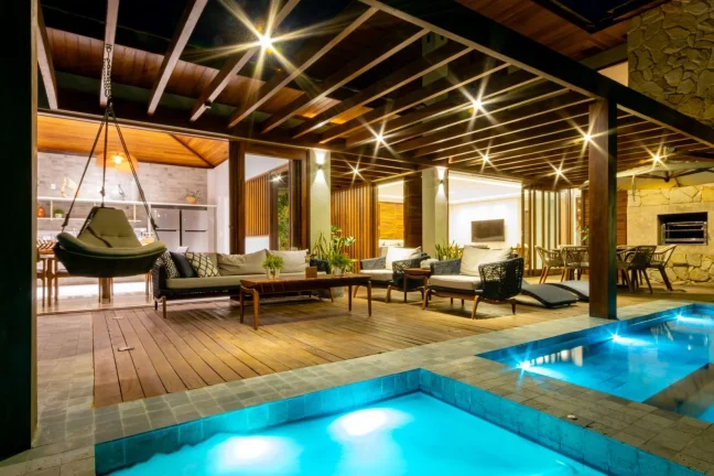 Imagem Casa alto padrão localizada em Praia do Forte condomínio com acesso ao mar Praia Bella.