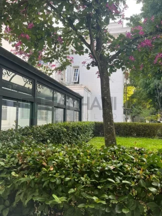 Imagem Venha conhecer esta magnífica casa disponível para aluguel, localizada no desejado bairro Jardim América, em São Paulo. Com uma área total de 1215m² e