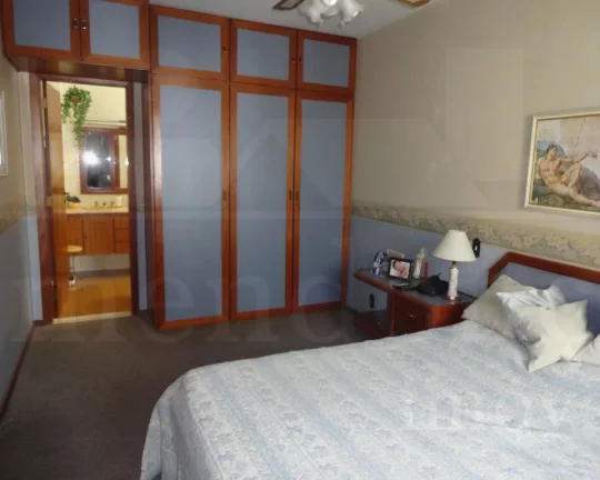 Imagem Apartamento bem distribuÃ­do com piso de madeira e armÃ¡rios, living para 03 ambientes, lavabo, ...