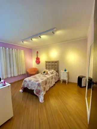 Imagem Casa com 2 Moradas 200 m² Construída 5 Dormitórios 2 Vagas de Garagens