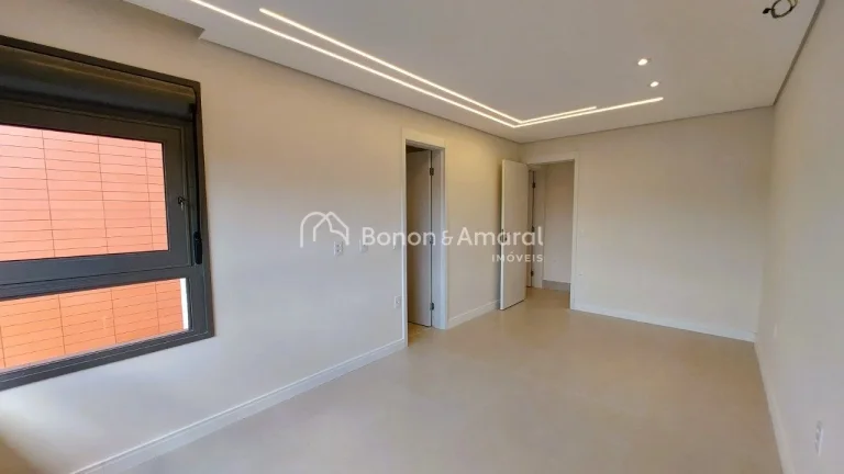 Imagem Com 3 suítes, todas preparadas para receber ar condicionado, cozinha estendida com acesso à sala; ...
