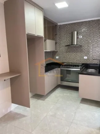 Imagem Sobrado em condomínio fechado, 2 dormitórios, sendo 2 suítes, com armários, camas e colchões, e...