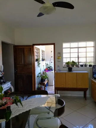 Imagem oportunidade! Ótima casa no centro de Atibaia com 287 m2 de terreno, quintal e porão