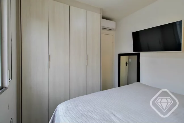 Imagem Apartamento reformado com muito charme na Otto Niemeyer, Zona Sul de Porto Alegre

Brilhante Imóvei...