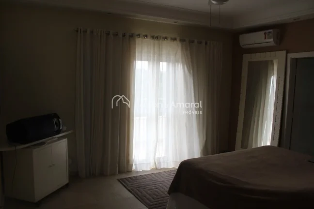 Imagem Casa em condomínio com 724 m² e 6 quartos
