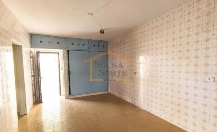 Imagem Sobrado espaçosa com 298m², 3 dormitórios, 2 banheiros e 3 vagas de garagem. Quintal na frente e ...