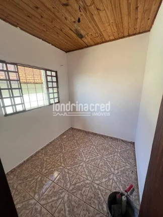 Imagem Casa ampla de 2 pisos, pronta para morar e escriturada! 4 quartos, 3 banheiros, área com vista para Londrina e dependência para reformas. Garagem inclusa!