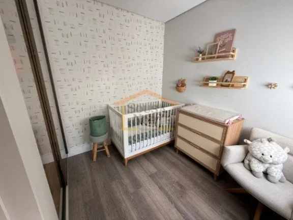 Imagem Apartamento mobiliado com 180 m², 3 dormitórios, sendo 3 suítes, 4 banheiros, 3 vagas e varanda. ...