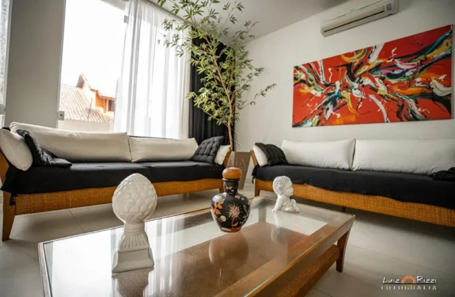 Imagem Casa pé na areia de alto padrão em condomínio fechado em Ubatuba!