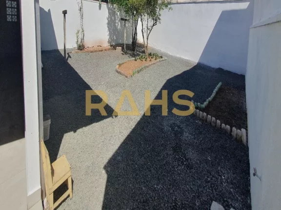 Imagem Ótima casa 100% averbada, com 123,50m² privativos, construída em um terreno plano de 378m2 (12x31...