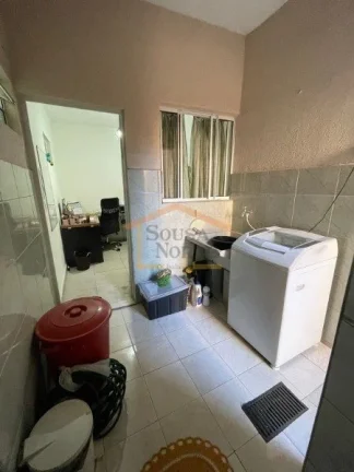 Imagem 1ª casa: 2 quartos, sala, cozinha, banheiro, lavanderia
1 vaga na garagem, 144m².

2ª casa: 2 qua...