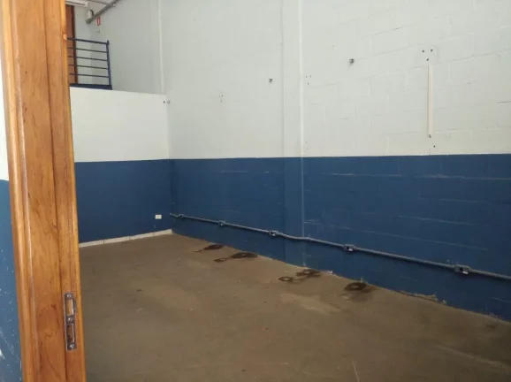 Imagem Barracão Ótima Localização com 600m², com duas salas , copa com gabinete, mezanino com mais 02 ...